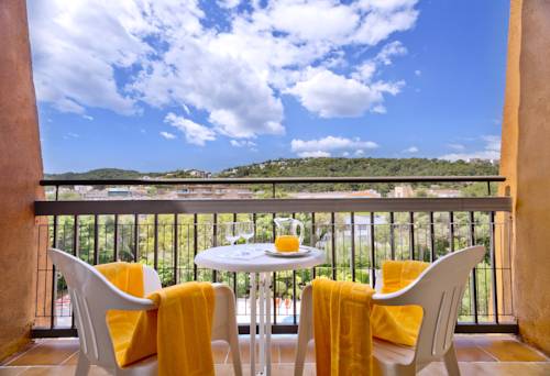 Imagen de la habitación del Apartahotel GHT Tossa Park. Foto 7