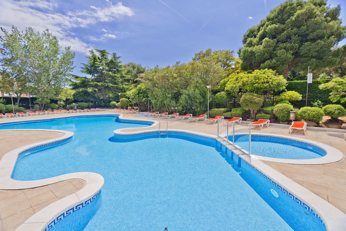 Imagen de la piscina del Apartahotel GHT Tossa Park. Foto 13