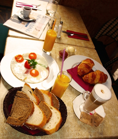 Imagen del bar/restaurante del Apartahotel GOZSDU COURT. Foto 2