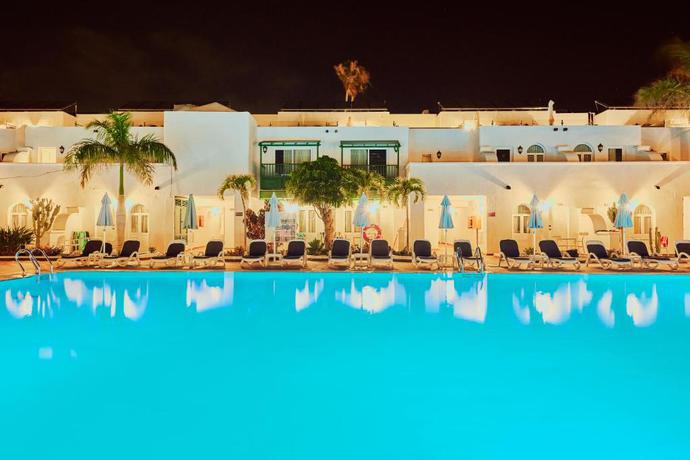 Imagen de la piscina del Apartahotel Gloria Izaro Club Hotel. Foto 21