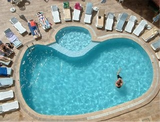 Imagen de la piscina del Apartahotel Gozpinar Aparthotel. Foto 3