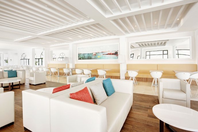 Imagen de los interiores del Apartahotel Grupotel Mar De Menorca. Foto 11
