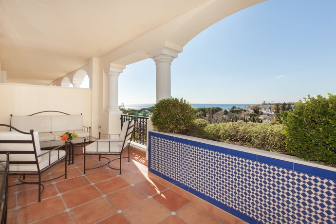 Imagen de los exteriores del Apartahotel Guadalpin Suites, Marbella. Foto 15