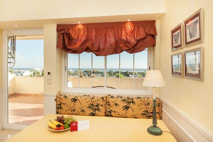 Imagen de la habitación del Apartahotel Guadalpin Suites, Marbella. Foto 7