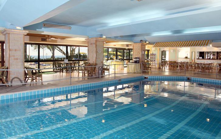 Imagen de la piscina del Apartahotel Hotel Estoril Eden. Foto 17