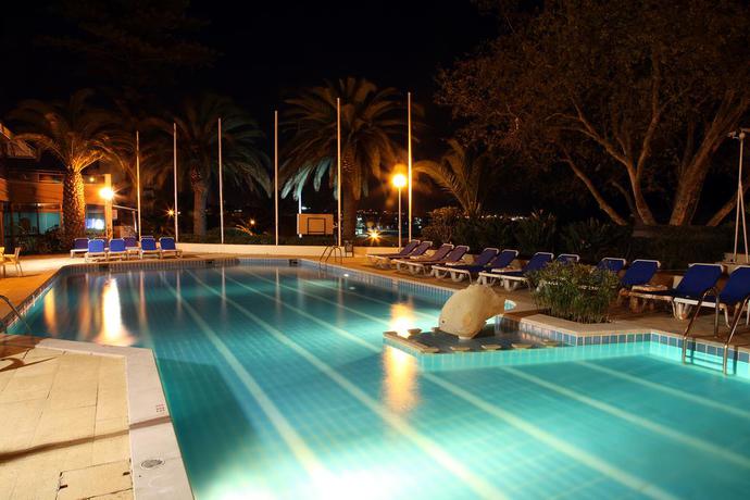 Imagen de la piscina del Apartahotel Hotel Estoril Eden. Foto 19