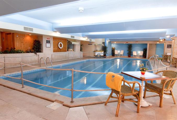 Imagen de la piscina del Apartahotel Hotel Estoril Eden. Foto 20