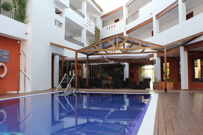 Imagen de la piscina del Apartahotel Hotel Puerto Mar. Foto 11