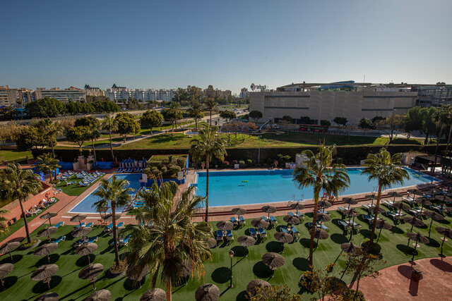 Imagen de la piscina del Apartahotel ILUNION Miramar. Foto 14