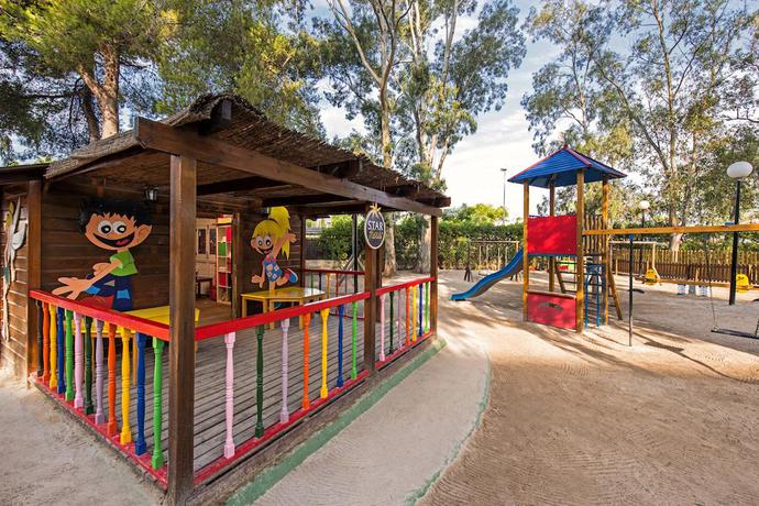 Imagen de los exteriores del Apartahotel Iberostar Ciudad Blanca Alcudia Apartamentos. Foto 10