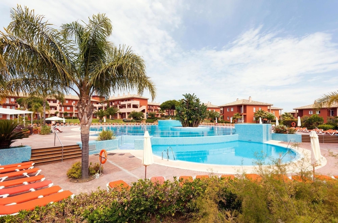 Imagen de la piscina del Apartahotel Ilunion Sancti Petri. Foto 15