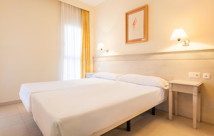 Imagen de la habitación del Apartahotel Ilunion Sancti Petri. Foto 4