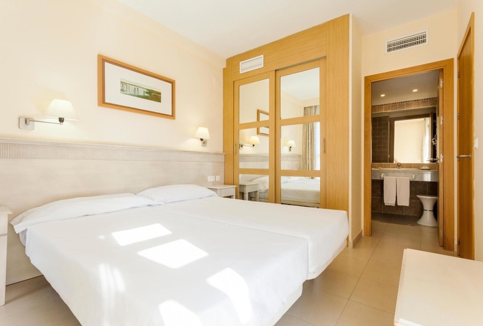 Imagen de la habitación del Apartahotel Ilunion Sancti Petri. Foto 6