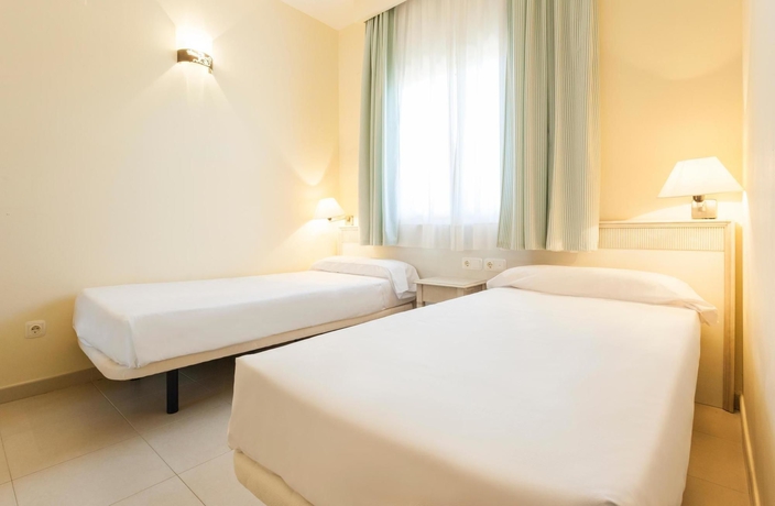 Imagen de la habitación del Apartahotel Ilunion Sancti Petri. Foto 7