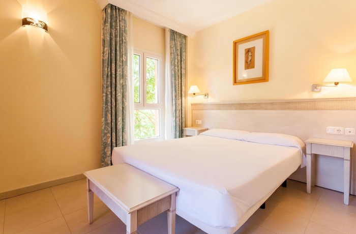 Imagen de la habitación del Apartahotel Ilunion Sancti Petri. Foto 8