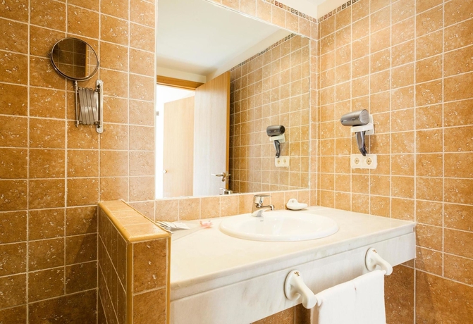 Imagen de la habitación del Apartahotel Ilunion Sancti Petri. Foto 10