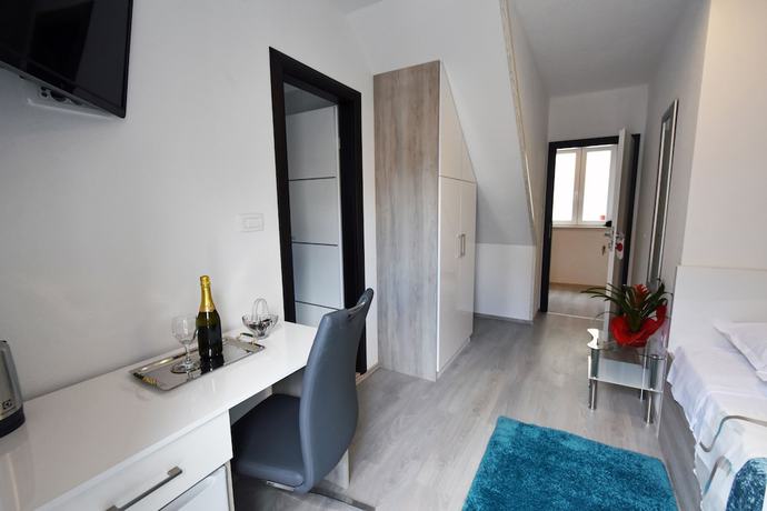 Imagen de la habitación del Apartahotel Kuzma Rooms. Foto 17