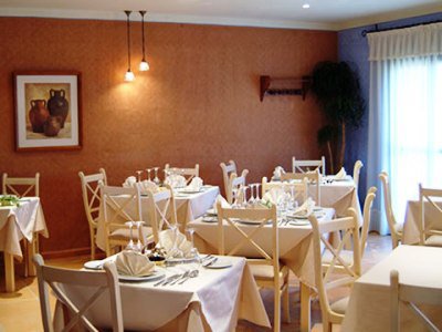 Imagen del bar/restaurante del Apartahotel La Espadaña. Foto 2