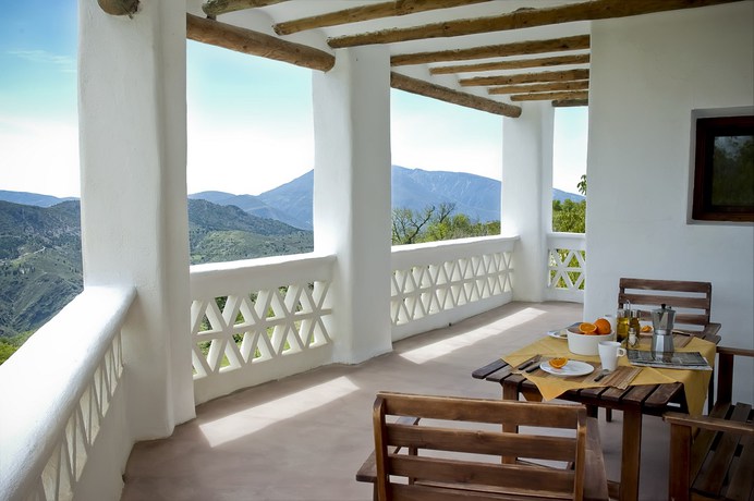 Imagen de los exteriores del Apartahotel La Oveja Verde De La Alpujarra Apartamentos. Foto 16