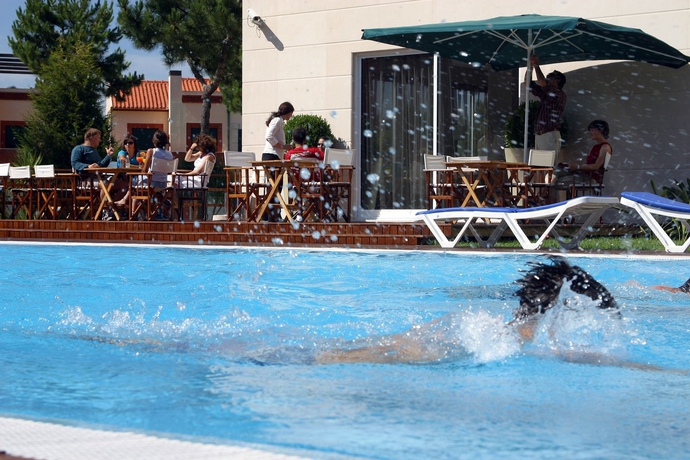 Imagen de la piscina del Apartahotel Lavanda Miravillas. Foto 8