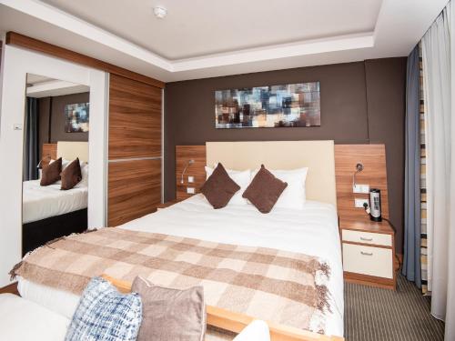 Imagen de la habitación del Apartahotel Livin' Serviced Apartments. Foto 5