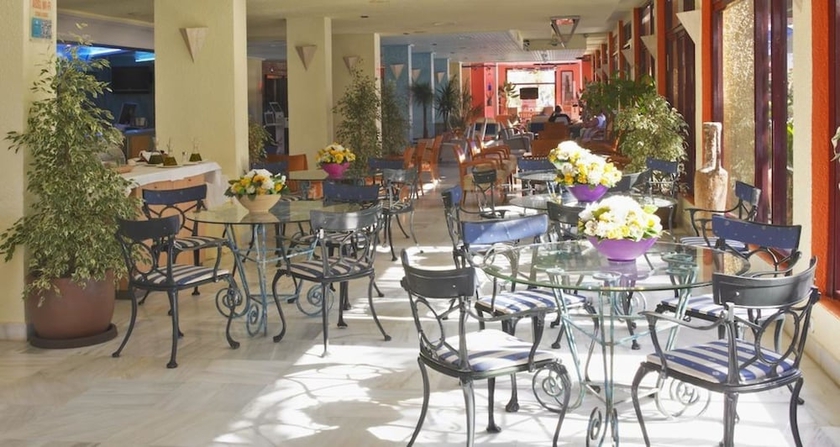 Imagen del bar/restaurante del Apartahotel Londres. Foto 7