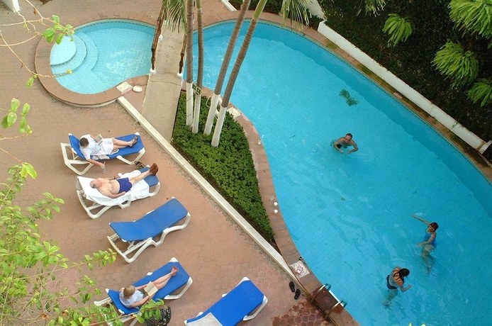 Imagen de la piscina del Apartahotel Los Arcos Suites. Foto 13