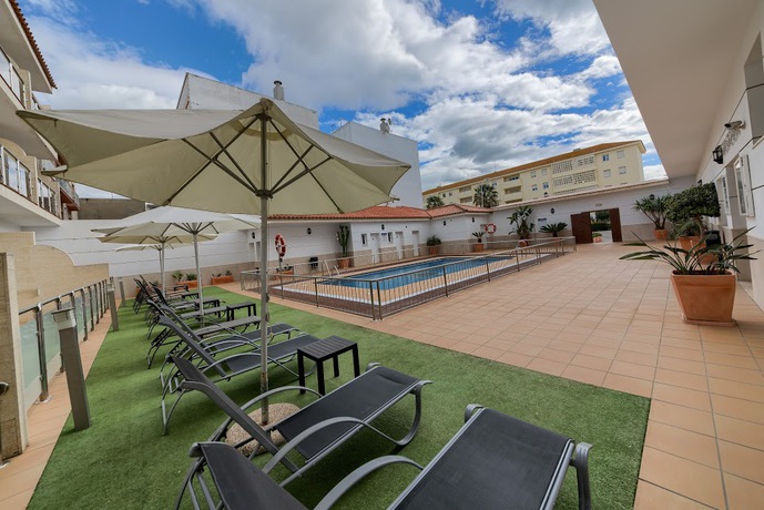 Imagen de la piscina del Apartahotel Loto Conil. Foto 23