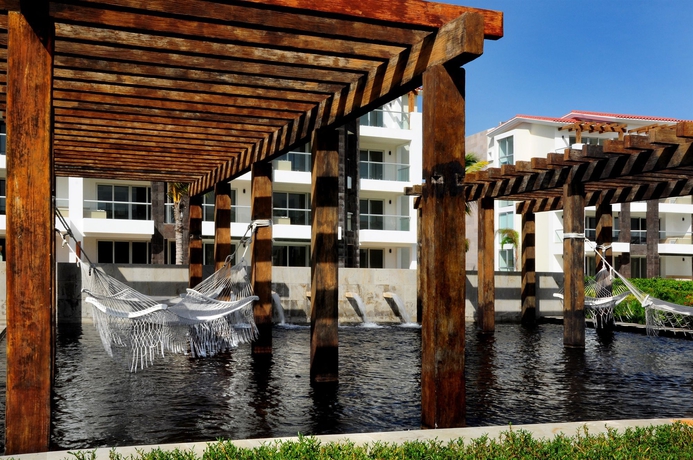 Imagen de los exteriores del Apartahotel Mareazul Beach Front Resort Playa del Carmen. Foto 6