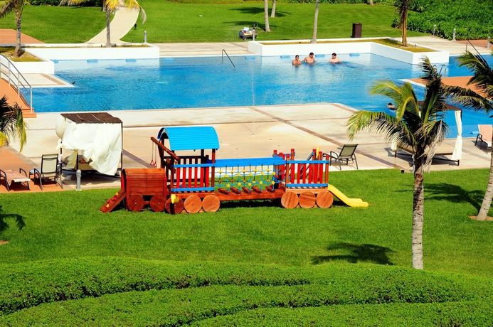 Imagen de los exteriores del Apartahotel Mareazul Beach Front Resort Playa del Carmen. Foto 10