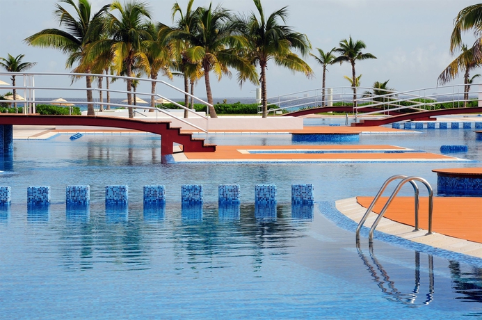 Imagen de la piscina del Apartahotel Mareazul Beach Front Resort Playa del Carmen. Foto 14