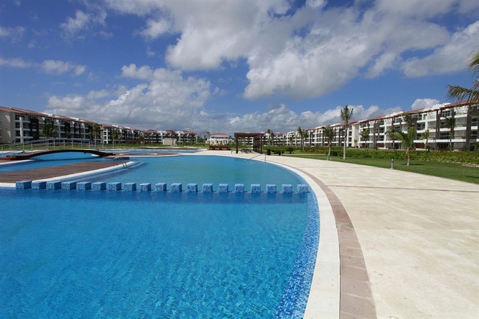 Imagen de la piscina del Apartahotel Mareazul Beach Front Resort Playa del Carmen. Foto 17
