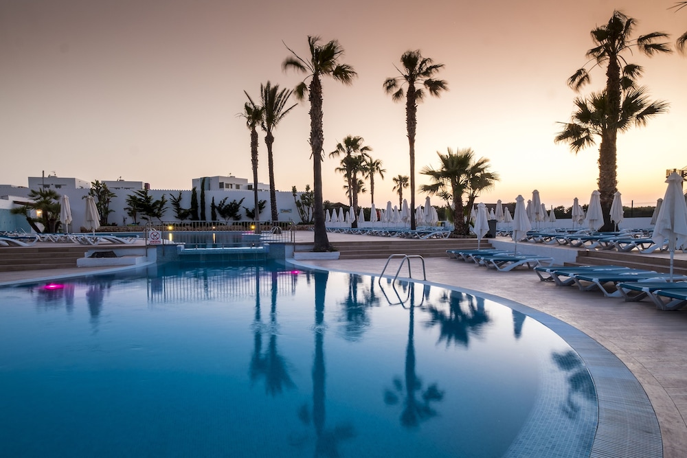 Imagen de la piscina del Apartahotel Marinda Garden Aparthotel. Foto 16