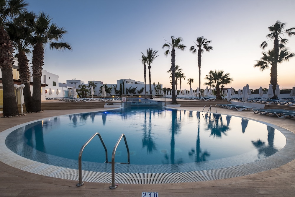 Imagen de la piscina del Apartahotel Marinda Garden Aparthotel. Foto 20