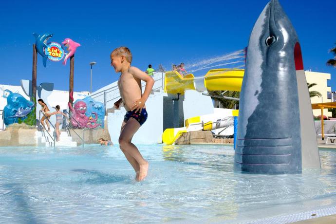 Imagen de la piscina del Apartahotel Marvell Club. Foto 24