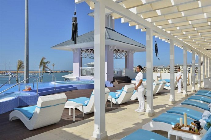 Imagen de la piscina del Apartahotel Melia Marina Varadero Apartamentos. Foto 12