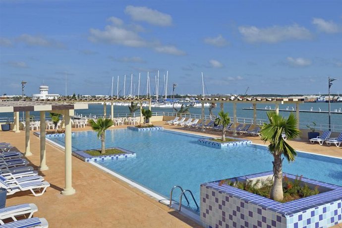 Imagen de la piscina del Apartahotel Melia Marina Varadero Apartamentos. Foto 14