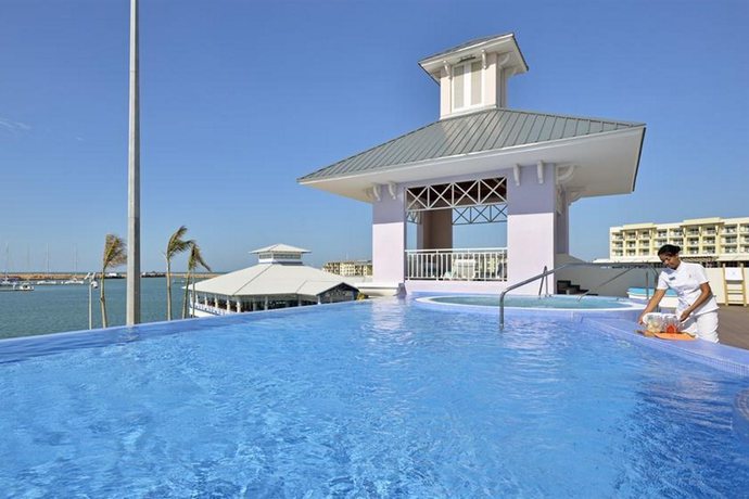 Imagen de la piscina del Apartahotel Melia Marina Varadero Apartamentos. Foto 15