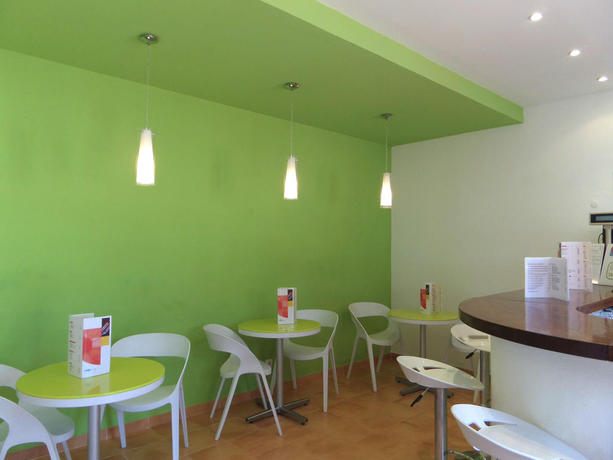 Imagen del bar/restaurante del Apartahotel Mirachoro Albufeira. Foto 2