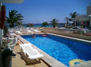 Imagen de la piscina del Apartahotel Mirgay. Foto 4