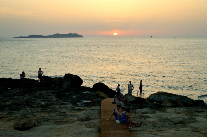 Imagen de los exteriores del Apartahotel Nereida, Bahia San Antonio. Foto 7