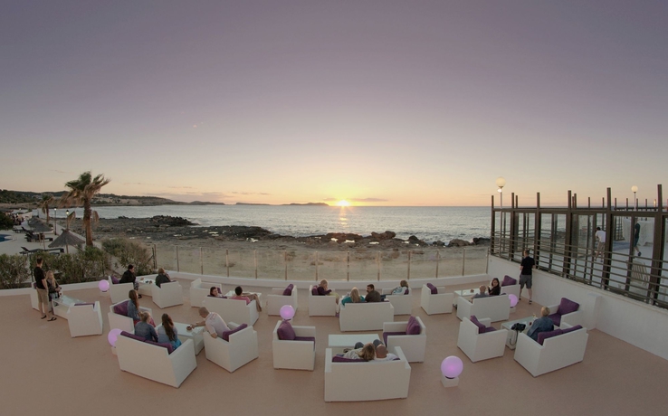 Imagen de los exteriores del Apartahotel Nereida, Bahia San Antonio. Foto 10