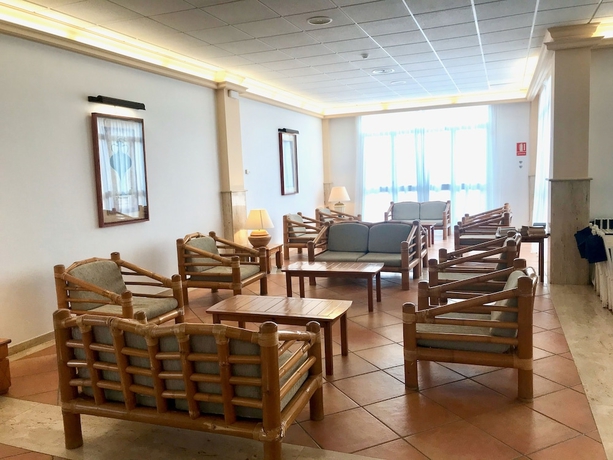 Imagen del bar/restaurante del Apartahotel Nuramar Resort and Villas. Foto 2