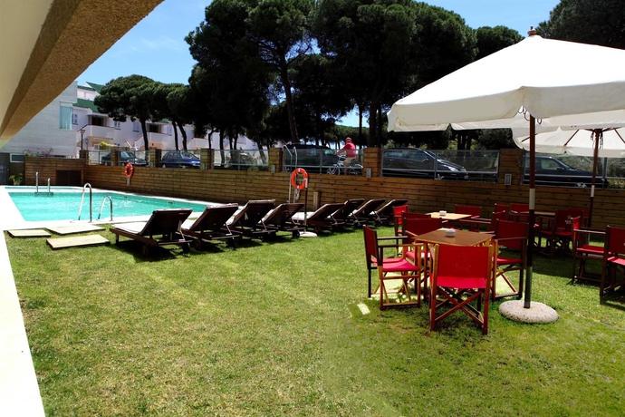 Imagen de la piscina del Apartahotel ON Family Islantilla. Foto 13