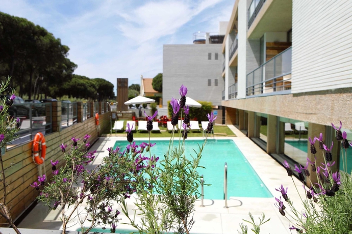 Imagen de la piscina del Apartahotel ON Family Islantilla. Foto 14