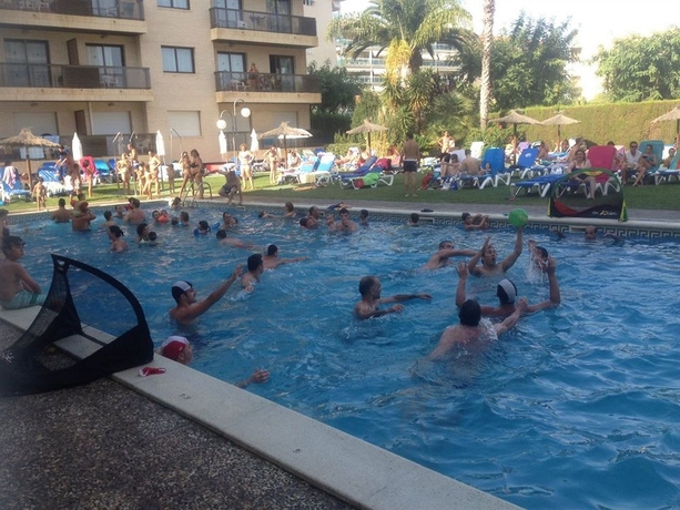 Imagen de la piscina del Apartahotel Olimar II. Foto 10
