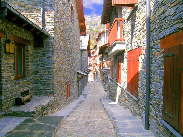 Imagen de los exteriores del Apartahotel Ona Dorada El Tarter. Foto 3