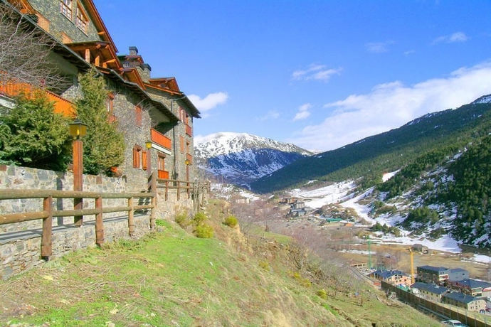 Imagen de los exteriores del Apartahotel Ona Dorada El Tarter. Foto 4