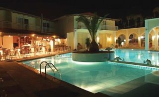 Imagen de la piscina del Apartahotel Papillon. Foto 6