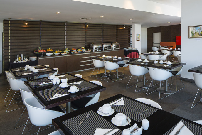 Imagen del bar/restaurante del Apartahotel Pelican Alvor. Foto 5